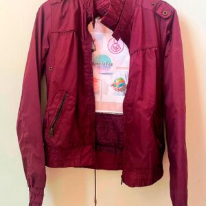 Cazadora morada de entretiempo